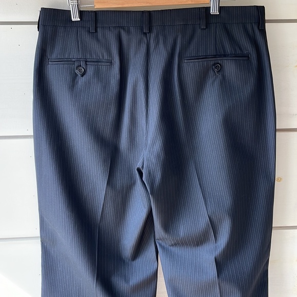 HAGGAR JACKET 46 reg PANTS 36x30
Excellent condition worn once - Picture 8 of 8